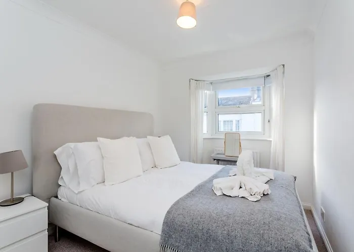 Modern Mews House With Free Parking Space, And Patio By Huluki Sussex Stays
