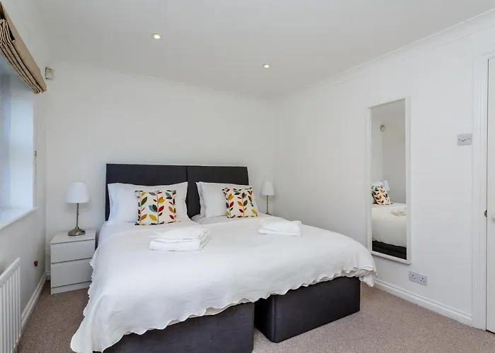 Modern Mews House With Free Parking Space, And Patio By Huluki Sussex Stays