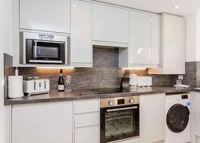 Modern Mews House With Free Parking Space, And Patio By Huluki Sussex Stays