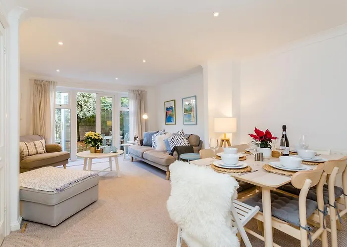 Modern Mews House With Free Parking Space, And Patio By Huluki Sussex Stays