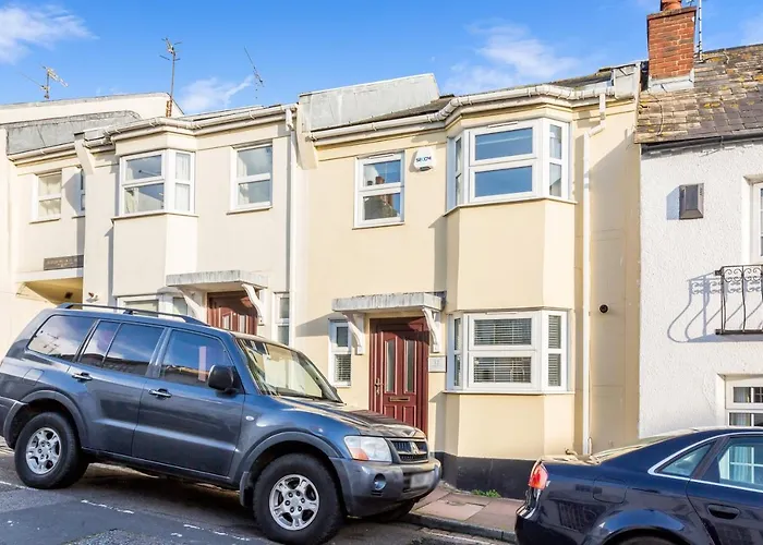 Modern Mews House With Free Parking Space, And Patio By Huluki Sussex Stays