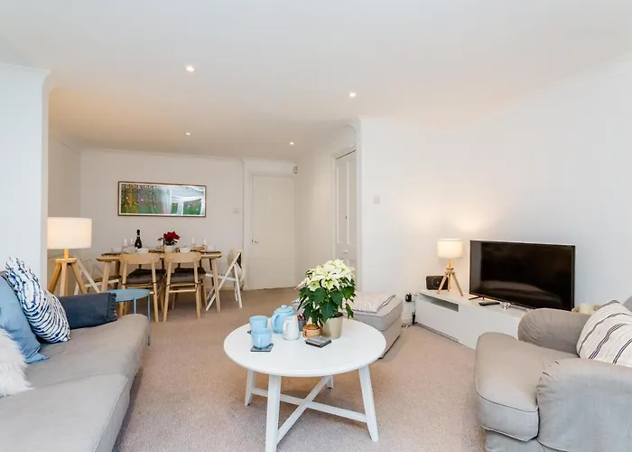 Modern Mews House With Free Parking Space, And Patio By Huluki Sussex Stays