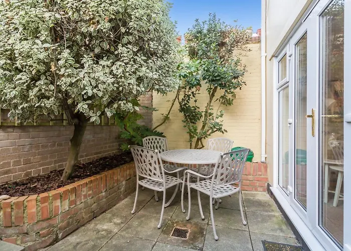 Modern Mews House With Free Parking Space, And Patio By Huluki Sussex Stays