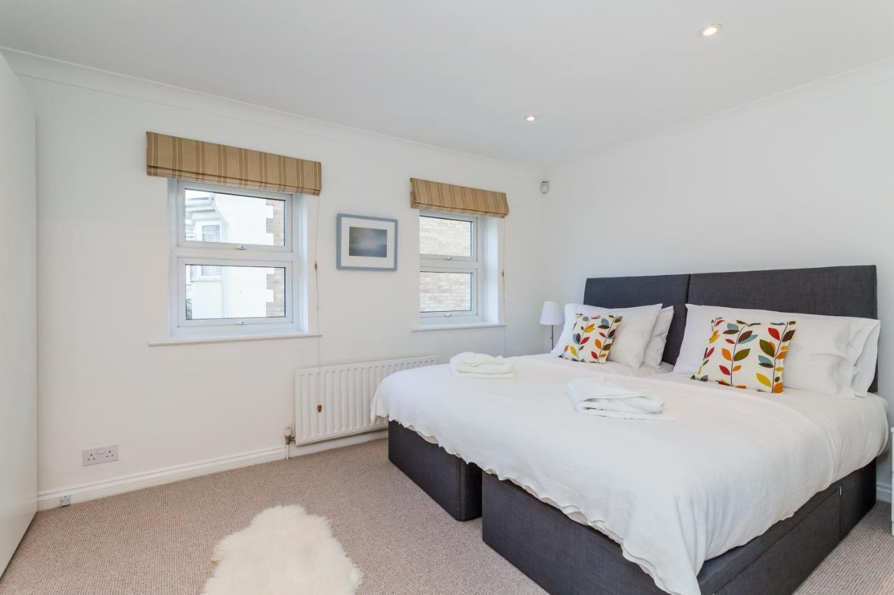 Modern Mews House With Free Parking Space, And Patio By Huluki Sussex Holiday home Brighton