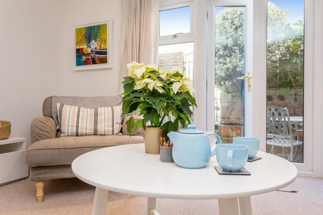 Modern Mews House With Free Parking Space, And Patio By Huluki Sussex Holiday home