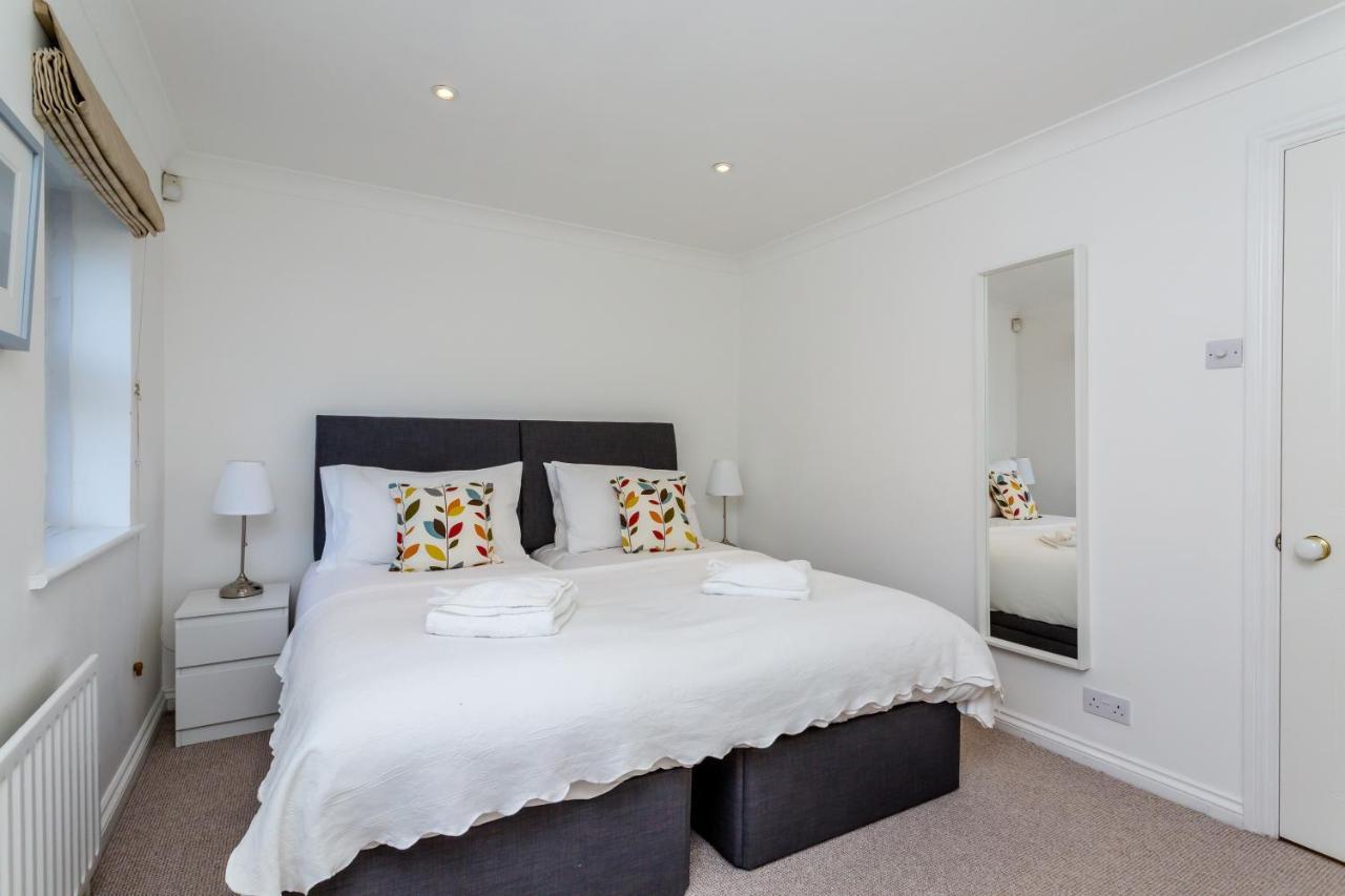 Modern Mews House With Free Parking Space, And Patio By Huluki Sussex Holiday home *