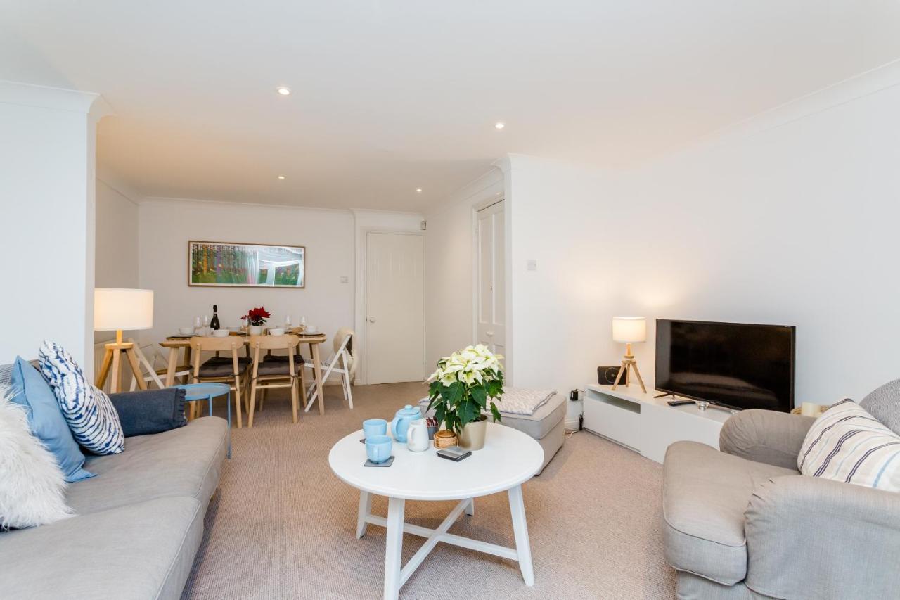 Modern Mews House With Free Parking Space, And Patio By Huluki Sussex *