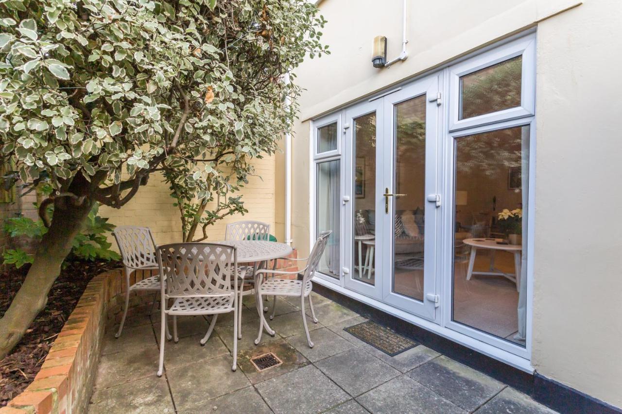 Modern Mews House With Free Parking Space, And Patio By Huluki Sussex *