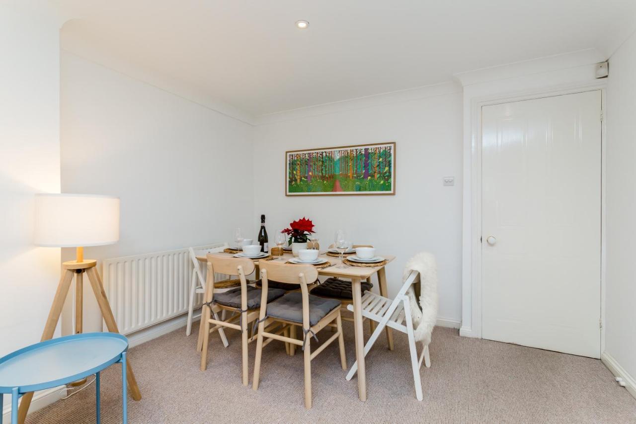 Modern Mews House With Free Parking Space, And Patio By Huluki Sussex Holiday home *