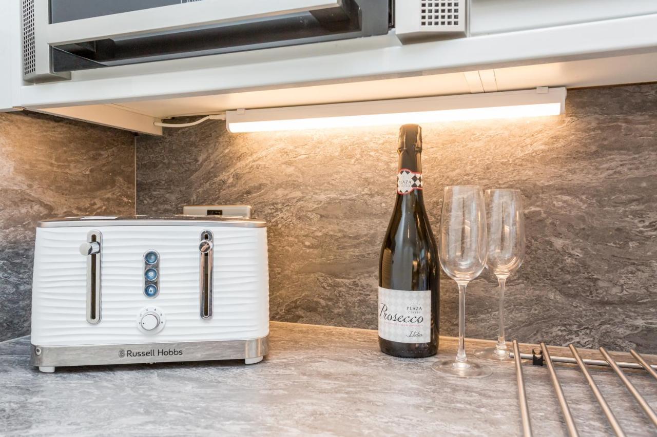 Modern Mews House With Free Parking Space, And Patio By Huluki Sussex Holiday home